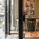 Dès l’entrée, on est happé par la simplicité, l’accueil chaleureux et l’ambiance authentique. Un restaurant parfait pour le déjeuner qui offre une expérience unique pour le dîner.