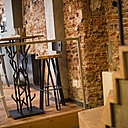 Le métal est l’un des matériau de prédilection de l’agence Exsud ;il évoque des branchages et rompt la monotonie rectiligne des piétements de table.