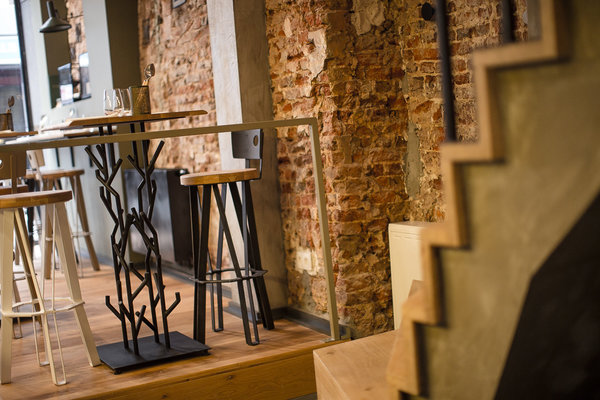 Le métal est l’un des matériau de prédilection de l’agence Exsud ;il évoque des branchages et rompt la monotonie rectiligne des piétements de table.