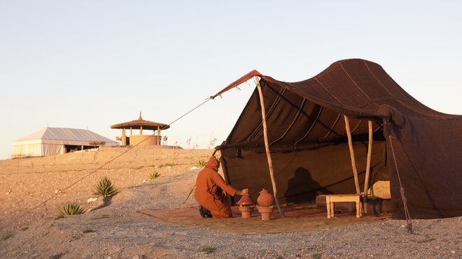 La grande tente traditionnelle perpétue les traditions locales d’accueil et de convivialité.