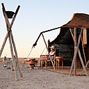 L’aménagement sommaire de la tente rappelle le style sobre et nomade du désert.