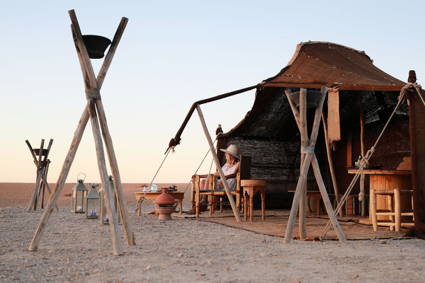 L’aménagement sommaire de la tente rappelle le style sobre et nomade du désert.