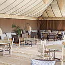 Confort et élégance dans le salon commun aménagé sous une tente spacieuse. Un lieu à partager en toute convivialité.