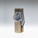 Ce vase associe le bois et le verre. Le verre est soufflé dans une pièce en bois, issue d’un ancien moule de sabotier.