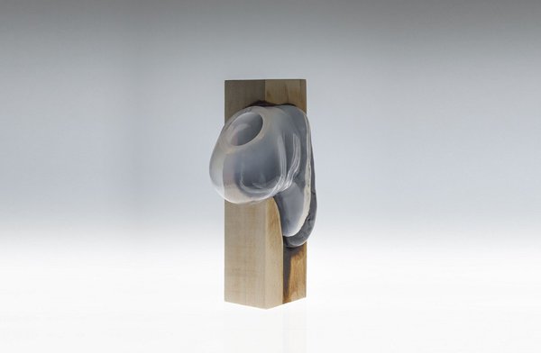 Ce vase associe le bois et le verre. Le verre est soufflé dans une pièce en bois, issue d’un ancien moule de sabotier.