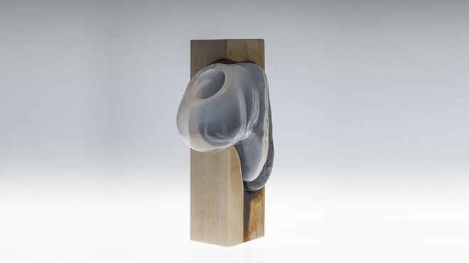 Ce vase associe le bois et le verre. Le verre est soufflé dans une pièce en bois, issue d’un ancien moule de sabotier.