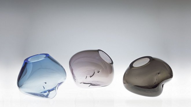 Ces vases en verre soufflé ont des formes libres, choisies de concert par les verriers et les designers.