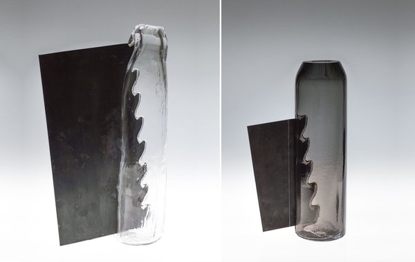 Verre et acier. Prouesse technique. Ces vases associent deux matériaux opposés, le verre soufflé et la lame d’acier, provenant d’une scierie.