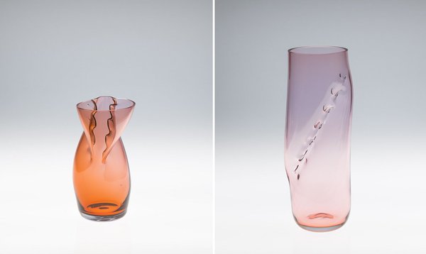 Ces vases sont déclinés dans des formes délicates, dans lesquels la lame de scie est présente par son empreinte dans le verre.