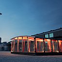 Entre l’Atelier de la Mécanique et la Grande Halle, l’élégante École provisoire Villejuif de 1957 précède le Bureau d’études des Ateliers Jean Prouvé à Maxéville.