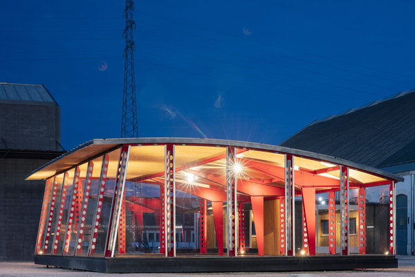 Crée en 1948 en réponse à une commande comme prototype pour la reconstruction, l’École provisoire Villejuif  ne connaîtra pas le succès escompté…