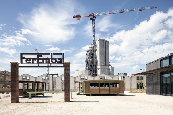 Au pied de la tour Ghéry et de l’Atelier des Forges, un ensemble regroupe l’adaptation par l’architecte Jean Nouvel de la Maison démontable Ferembal, 1948 et une Baraque Militaire démontable 4×4, conçue en 1939 et qui servit de guérite d’entrée pour l’usine Ferembal de Nancy.