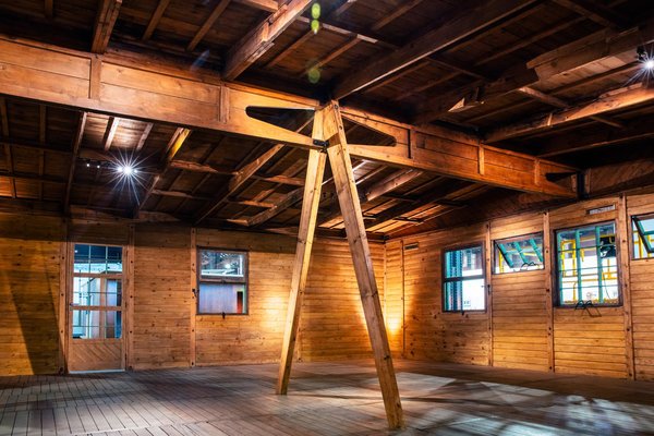 De nombreux prototypes de maisons en bois ont été aussi étudiés. Réalisées à partir de 1944, ces pavillons était destinés à reloger les sinistrés de Lorraine. Ces baraques en bois et métal tiennent compte de la pénurie de ce dernier matériau.