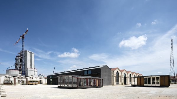 A droite, la  Maison des jours meilleurs (1956) commandée par l’abbé Pierre, fondateur des Compagnons d’Emmaüs. D’une surface de 57m², montée en 7 heures, elle a été jugée trop révolutionnaire pour son époque. Elle n’a pas obtenu les homologations officielles pour une production en série. Les fonctionnaires refusaient notamment qu’une salle d’eau soit installée au cœur de l’habitation. Ce refus a entraîné l’arrêt définitif du projet et sa production industrielle. Seuls quelques exemplaires ont été réalisés.