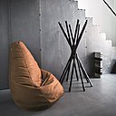 A gauche, le pouf Sacco avec housse en cuir et le porte-manteau Sciangai créé par les architectes milanais Jonathan De Pas, Donato d’Urbino et Paolo Lomazzi en 1973 qui ont aussi imaginé le fauteuil en plastique gonflable Blow également édité par Zanotta. A droite, le Cube Orange du magasin RBC avec sa façade composant une dentelle organique en acier, fameux bâtiment signé par les architectes Jakob+MacFarlane avec vue imprenable sur les quais de Saône.