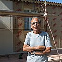 Raymond auto-constructeur, devant sa maison qu'il a choisi d'isoler lui-même.