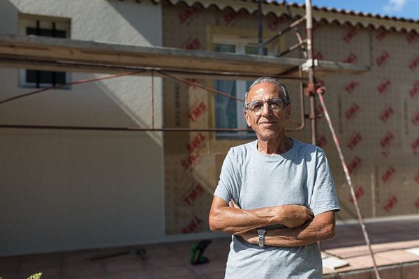 Raymond auto-constructeur, devant sa maison qu'il a choisi d'isoler lui-même.