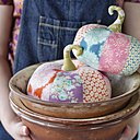 Deux belles citrouilles pour célébrer Halloween et décorer avec élégance votre intérieur.