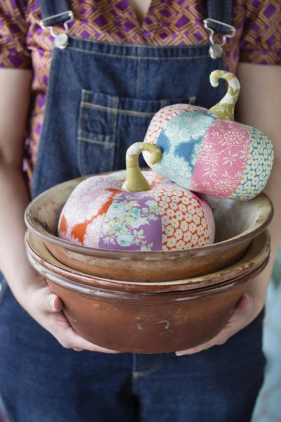 Deux belles citrouilles pour célébrer Halloween et décorer avec élégance votre intérieur.