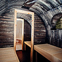 A l’intérieur, l’igloo sauna est fabriqué en bois de tremble. Réalisation Iglusaun.