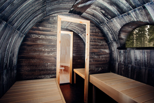 A l’intérieur, l’igloo sauna est fabriqué en bois de tremble. Réalisation Iglusaun.
