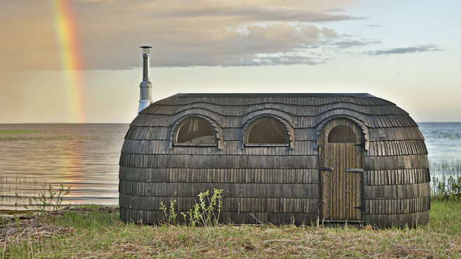 L’igloo sauna est composé de 2500 planches  assemblées et ajustées à la main. L’extérieur est composé en bois d’épicéa. Réalisation Iglusaun.