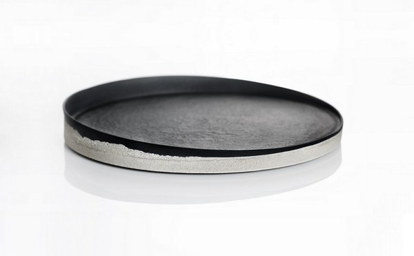 Plateau en porcelaine colorée coulée dans des moules en plâtre, polie à la main et cuite deux fois avec ajout de béton, création de Mariana Laan pour Nüüd Ceramics.