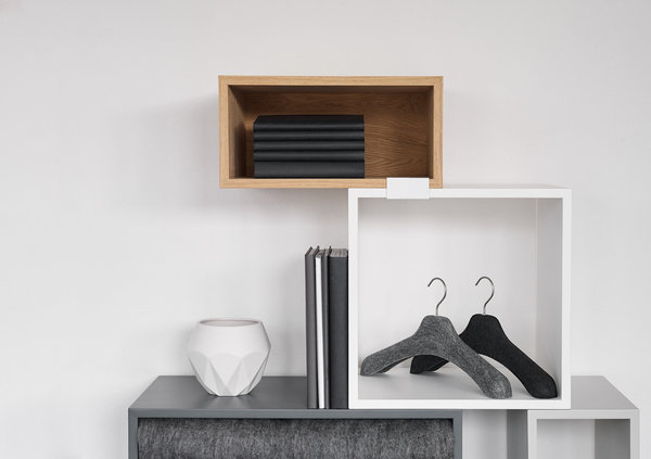 Cintres Woh en polyester anti-glissant composé de 70 % de bouteilles en plastique recyclé. 3 couleurs disponibles.