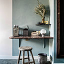 La décoration rend hommage aux formes inventées au XVIIIème siècle comme les vitrines-placards, les reliefs découpés par bossage et le marbre rouge typique de l’époque dans le façonnage de tablettes et étagères.