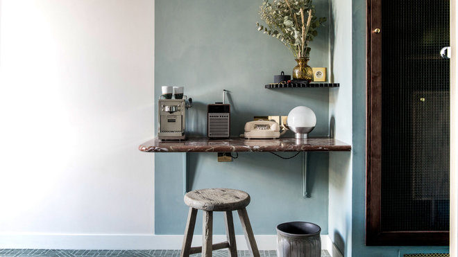 La décoration rend hommage aux formes inventées au XVIIIème siècle comme les vitrines-placards, les reliefs découpés par bossage et le marbre rouge typique de l’époque dans le façonnage de tablettes et étagères. La décoration rend hommage aux formes inventées au XVIIIème siècle comme les vitrines-placards, les reliefs découpés par bossage et le marbre rouge typique de l’époque dans le façonnage de tablettes et étagères.