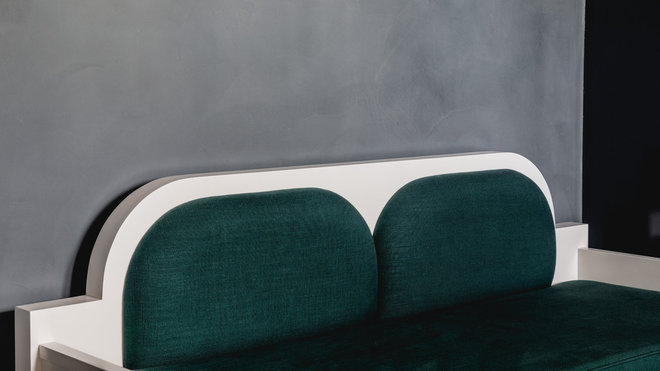 Sur la toile de fond d’un mur enduit à la chaux, un canapé contemporain réinterprétant de façon actuelle le mobilier de style aux formes douces et arrondies. Sur la toile de fond d’un mur enduit à la chaux, un canapé contemporain réinterprétant de façon actuelle le mobilier de style aux formes douces et arrondies.