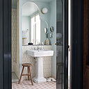 Des couleurs douces et pastel, empruntées au nuancier du style de Marie-Antoinette, pour cette salle de bains.