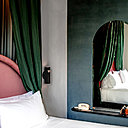 Harmonies audacieuses, miroirs biseautés et console au chant travaillé de façon graphique pour une interprétation actuelle du style Louis XVI.