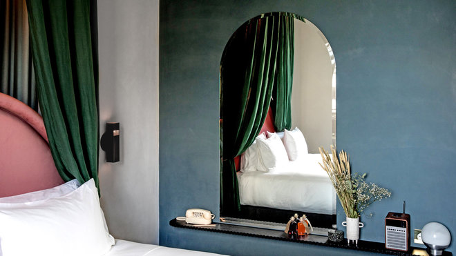 Harmonies audacieuses, miroirs biseautés et console au chant travaillé de façon graphique pour une interprétation actuelle du style Louis XVI. Harmonies audacieuses, miroirs biseautés et console au chant travaillé de façon graphique pour une interprétation actuelle du style Louis XVI.