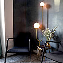 A l’Hôtel Grands Boulevards, laiton doré pour des luminaires chaleureux dans les espaces communs qui mettent en valeur les artisans français et leur savoir-faire.  Une atmosphère unique liée à l’histoire du lieu et des styles, additionnées de touches contemporaines et faites main.