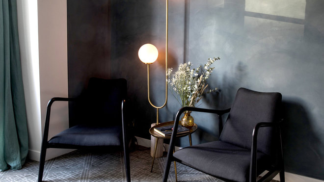 A l’Hôtel Grands Boulevards, laiton doré pour des luminaires chaleureux dans les espaces communs qui mettent en valeur les artisans français et leur savoir-faire. Une atmosphère unique liée à l’histoire du lieu et des styles, additionnées de touches contemporaines et faites main. A l’Hôtel Grands Boulevards, laiton doré pour des luminaires chaleureux dans les espaces communs qui mettent en valeur les artisans français et leur savoir-faire. Une atmosphère unique liée à l’histoire du lieu et des styles, additionnées de touches contemporaines et faites main.