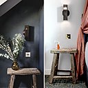 Tabourets de ferme en guise de table d’appoint, des bouquets champêtres et lins anciens sur-teints pour évoquer la campagne.