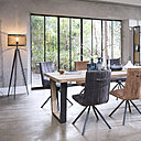 Alliant le bois et le métal, la table est associée à des chaises confortables. Collection Metalo, à partir de 1399 €, H&H.