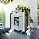 Toute la souplesse du système à la carte, pour ces rangements ouverts ou fermés : façades et piètements sont composables. Collection Box, H&H.