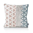 Tendance junior et denim pour les accessoires. Coussin Storm, 24,99 €, tapis Indigo à partir de 299 €, Coco Maison.