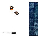 Pétrole et cuivre sont des couleurs très prisées pour le salon. Tapis Vanto, 249 €, Xooon, lampadaire Rik 249 €, Coco Maison.