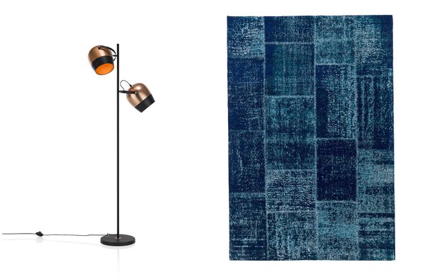 Pétrole et cuivre sont des couleurs très prisées pour le salon. Tapis Vanto, 249 €, Xooon, lampadaire Rik 249 €, Coco Maison.