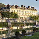 Le bassin des Carpes et le pavillon de Valois.