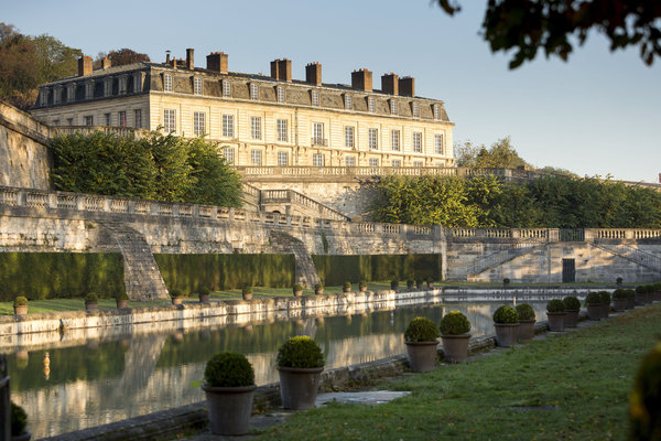 Le bassin des Carpes et le pavillon de Valois.