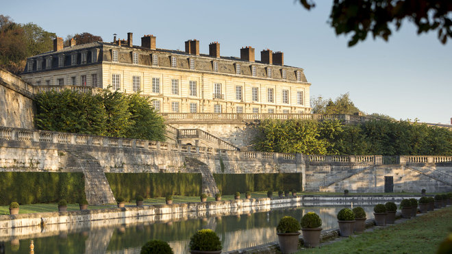 Le bassin des Carpes et le pavillon de Valois.