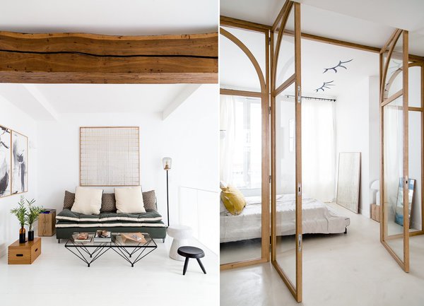 La chambre est séparée par des portes sur toute la hauteur, réalisées sur mesure. Lit Caravane, table basse création Paolo Piva, B&B Italia, tabouret noir création Charlotte Perriand, Cassina. Tableaux de Laurence Garnesson et Claire de Chavagnac Brugnon.