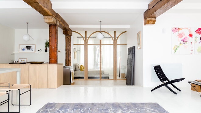 Sous les poutres décapées, la cuisine est ouverte sur un grand volume blanc qui met en exergue les œuvres d’art et les pièces de design. Tableau Florence Nerisson.