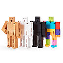 Ce robot articulé en bois de hêtre naturel ou peint est décliné en trois tailles et s’inspire des puzzles du japonais SK. Une fois replié, il prend aussi la forme d’un cube. Modèle Cubebot, création David Weeks, édité par Areaware chez Pop Corn, à partir de 24,90 €.