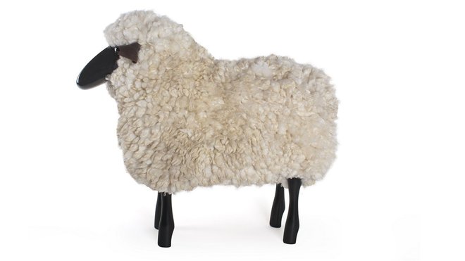Fabriqué de façon artisanale en Allemagne, ce mouton en bois massif, fourrure naturelle moelleuse et cuir se décline en trois tailles et trois couleurs. Résistant, il peut server de siège aux petits et grands enfants. Modèle Sheep, création Hanns-Peter Krafft éditée par Meier en exclusivité chez Pop Corn, 950 €, 795 € et 450 €, en fonction de la taille.