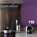 Dans une cuisine, sur un mur...